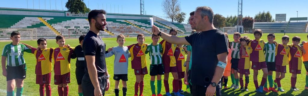 Treinador do Eléctrico FC mostra Cartão Branco a árbitro em jogo de benjamins