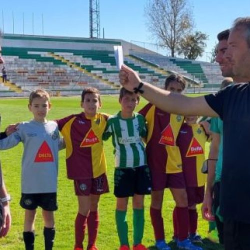 Treinador do Eléctrico FC mostra Cartão Branco a árbitro em jogo de benjamins
