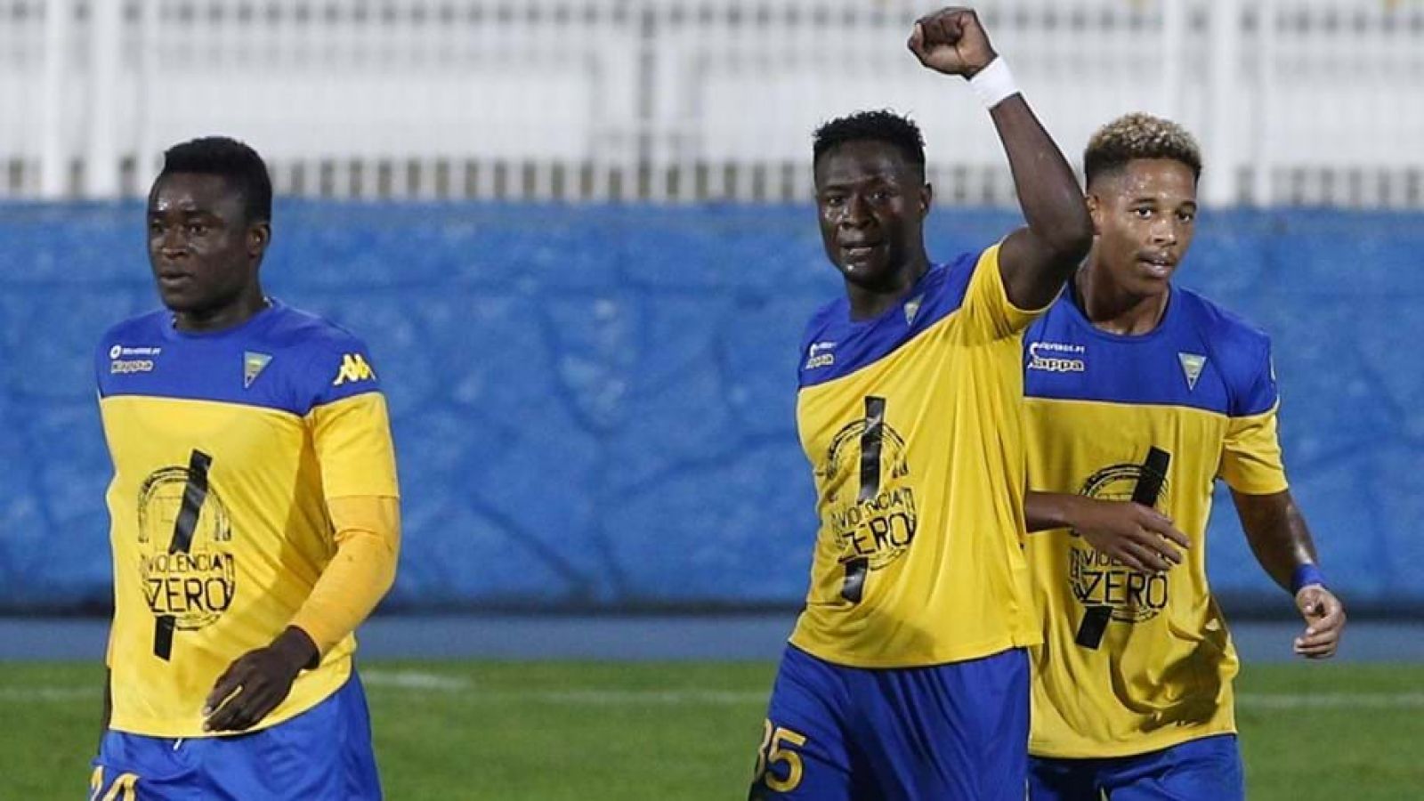 Estoril "dá" a camisola em nome de campanha contra a violência no desporto